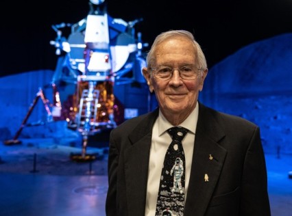 ‘Charlie’ Duke (86), de tiende man op de maan, landt in Antwerpen voor expo Space: “Als NASA het zou vragen, ga ik meteen terug.” [NIEUWSBLAD.BE]